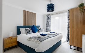 Modern, Comfy Town Centre Gem, Near Beach, Parking